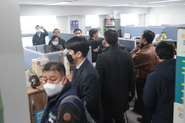 경찰 관계자들이 지난 14일 오전 서울 마포구 민주노총 건설노조 수도권북부지역본부에서 채용 강요, 금품 요구 혐의 등 건설현장 불법행위 관련 압수수색을 하고 있다. 연합뉴스
