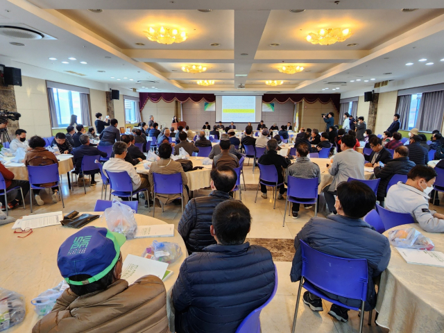 24일 경주시 양남면 복지회관에서 열린 민간합동조사단 최종 조사결과 발표를 위한 주민설명회에 많은 주민들이 참석해 있다. 김도훈 기자