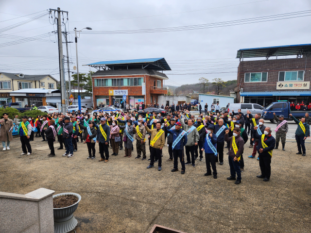 경북 군위군 우보면 사회단체와 주민들이 대구광역시 군부대 통합이전 유치를 촉구하는 결의대회를 열고 있다. 이희대 기자