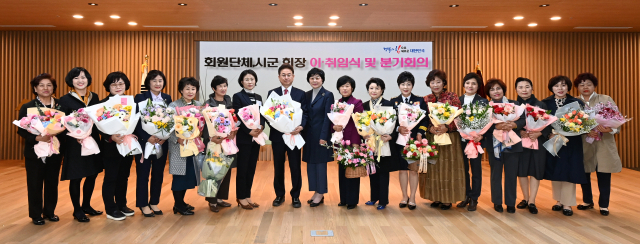 경상북도여성단체협의회는 24일 경북도청 다목적홀에서 이철우 경북도지사와 도내 여성 지도자 70여 명이 참석한 가운데 경북여성단체협의회 10개 회원단체, 11개 시군 여성단체협의회 회장 이·취임식을 개최했다.