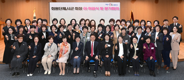 경상북도여성단체협의회는 24일 경북도청 다목적홀에서 이철우 경북도지사와 도내 여성 지도자 70여명이 참석한 가운데 경북여성단체협의회 10개 회원단체, 11개 시군 여성단체협의회의 회장의 이·취임식을 개최했다.