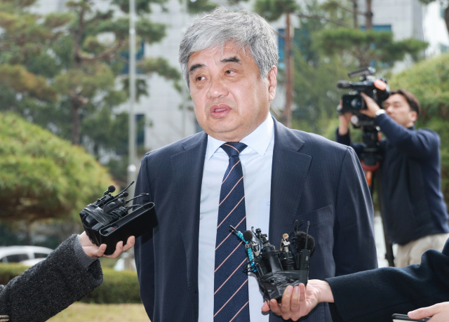 한상혁 방송통신위원장이 22일 오전 도봉구 서울 북부지방검찰청에서 종합편성채널 TV조선 재승인 심사 당시 점수 조작에 관여한 의혹과 관련해 피의자 신분으로 검찰 조사를 받기 위해 들어가며 취재진의 질문에 답하고 있다. 연합뉴스
