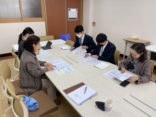 예비교원 학교현장 실습학기제에 참여한 학생과 교사들이 수업 연구를 진행하고 있다. 허현정 기자