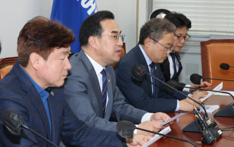 더불어민주당 박홍근 원내대표가 23일 오후 본회의를 마친 뒤 원내대표실에서 기자간담회를 열고 