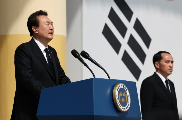 윤석열 대통령이 24일 대전 유성구 국립대전현충원에서 열린 제8회 서해수호의 날 기념식에서 서해수호 55용사 이름을 부르기 전에 울먹이고 있다. 연합뉴스