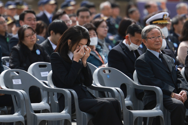김건희 여사가 24일 대전 유성구 국립대전현충원에서 열린 제8회 서해수호의 날 기념식에서 윤석열 대통령의 서해수호 55용사 호명을 들으며 눈물을 흘리고 있다. 연합뉴스