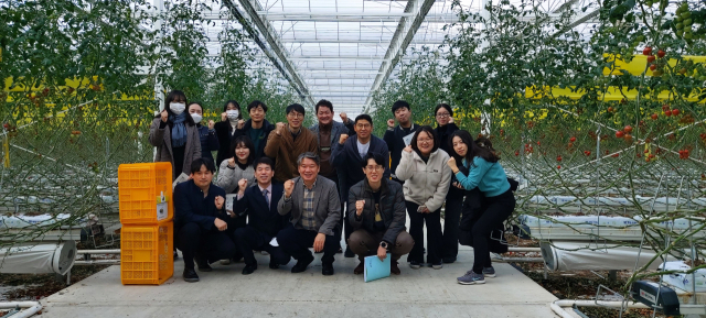 이재혁 경북개발공사 사장과 직원들이 성공한 청년 귀농 사례로 손꼽히는 상주 스마트팜 현장을 방문해 현장을 관람한 뒤 기념촬영을 하고 있다. 경북개발공사 제공
