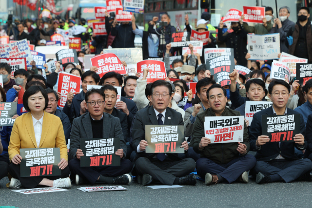 더불어민주당 이재명 대표, 박홍근 원내대표, 정의당 이정미 대표 등 참석자들이 25일 오후 서울시청 인근에서 열린 