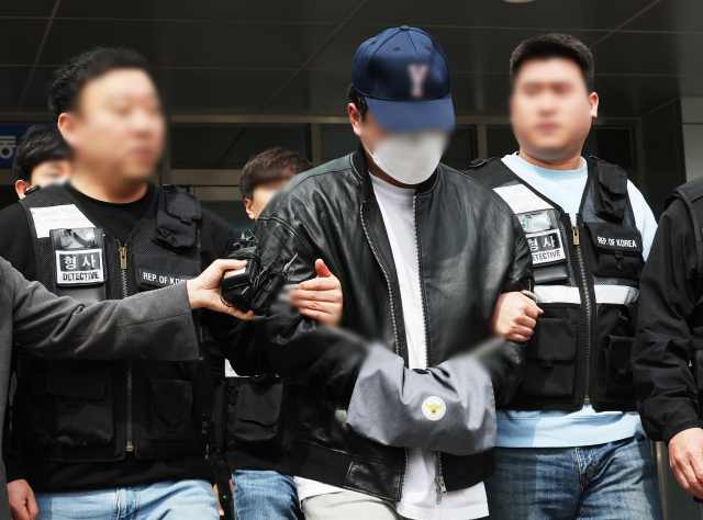 마약류 관리에 관한 법률 위반 혐의로 구속영장이 청구된 남경필 전 경기도지사의 장남 남모 씨가 25일 오후 구속 전 피의자 심문(영장실질심사)에 출석하기 위해 경기도 용인동부경찰서에서 나오고 있다. 남씨는 지난 23일 용인시 기흥구의 아파트에서 필로폰을 한 차례 투약한 혐의를 받고 있다. 연합뉴스