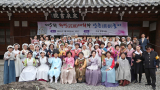 25일 대구 달성군 가창 한천서원에서 한국인성예절교육원 주최로 열린 제5회 화전대회와 상춘놀이에서 수선화·복수초·설중매 등 봄꽃으로 이름 지은 8개팀 참가자들이 기념촬영을 하고 있다. 정운철 기자 woon@imaeil.com