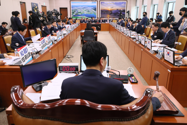 대구경북(TK) 신공항 건설을 위한 특별법이 27일 국회 법제사법위원회 전체회의에 상정되지 못했다. 사진은 지난 23일 TK 신공항 특별법이 상정·의결된 국토교통위원회 전체회의 모습. 연합뉴스