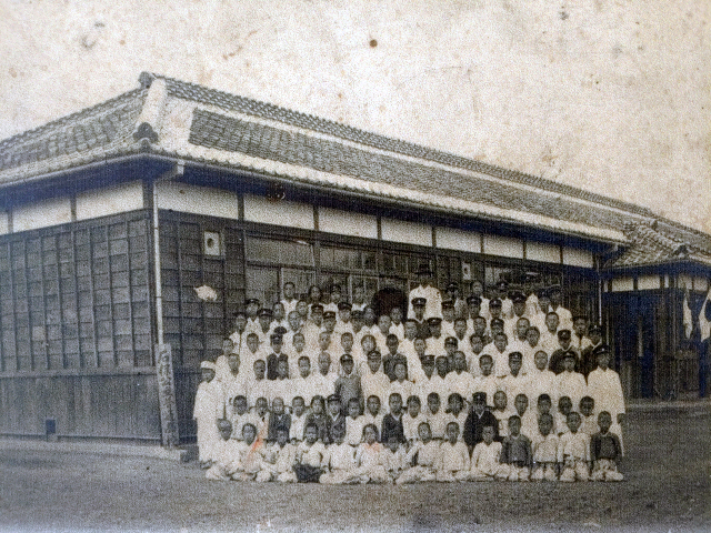 경북 영양군 석보초등학교가 개교할 당시인 1921년 석보공립보통학교 시절의 학교와 학생들의 모습. 석보초 제공