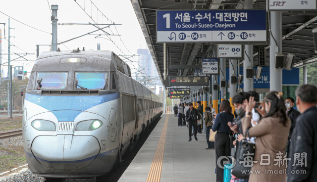 서대구역 개통 1주년을 앞둔 25일 오후 서대구역 서울 방면 승차장이 승객들로 붐비고 있다. 안성완 기자 asw0727@imaeil.com