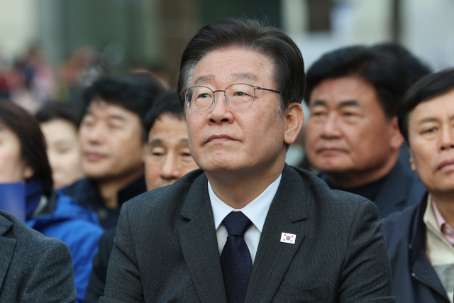 더불어민주당 이재명 대표, 박홍근 원내대표가 25일 오후 서울시청 인근에서 열린 