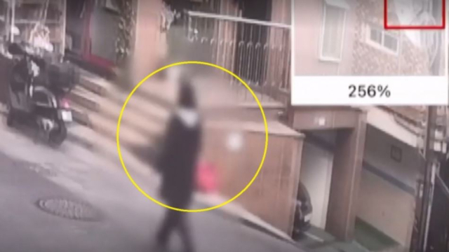 한 여성이 25일 서울 용산동부터 갈월동까지 2㎞에 달하는 거리를 돌며 200여 가구의 도시가스 공급을 차단하는 모습. YTN 보도화면