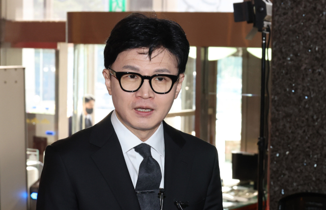한동훈 법무부 장관이 27일 오전 법사위에 출석하기 위해 서울 여의도 국회에 도착, 취재진의 질문에 답하고 있다. 연합뉴스