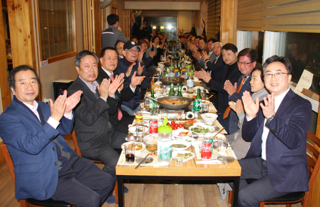 영남대 경산시동창회는 25일 회원 60여명이 참석한 가운데 2023년 정기총회 및 회장 이・취임식을 가졌다. 이날 김도연㈜ 나누리엠에스 대표가 신임 회장으로 취임했다.