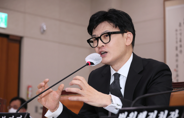 한동훈 법무부 장관이 27일 오전 국회에서 열린 법제사법위원회 전체회의에서 의원질의에 답변하고 있다. 연합뉴스
