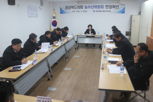 경북도의회 농수산위원회는 24일 올해 첫 현지 확인으로 경북어업기술원 울릉‧독도지원을 방문해 관계자들과 간담회를 가졌다. 경북도의회 제공