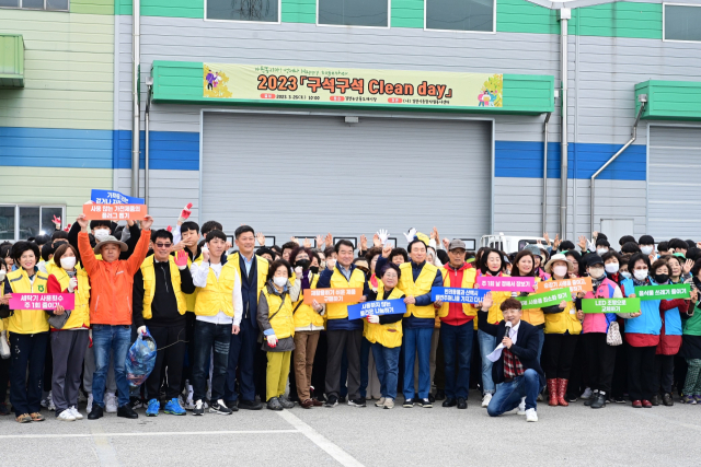 경북 김천시는 지난 25일 700여 명의 자원봉사자들이 모여 봄나들이 관광객들에게 쾌적한 도시 이미지를 제공하고자