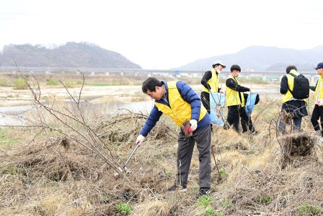 경북 김천시는 지난 25일 700여 명의 자원봉사자들이 모여 봄나들이 관광객들에게 쾌적한 도시 이미지를 제공하고자