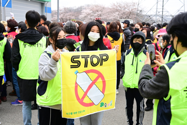 경북 김천시는 지난 25일 700여 명의 자원봉사자들이 모여 봄나들이 관광객들에게 쾌적한 도시 이미지를 제공하고자