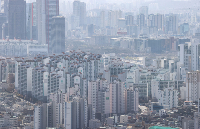26일 서울 남산에서 바라본 시내 아파트 모습. 연합뉴스