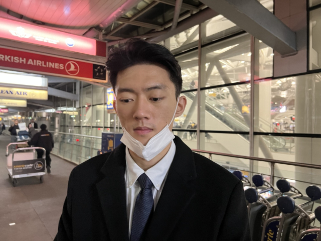 전두환 대통령의 손자 전우원씨가 26일(현지시간) 뉴욕 JFK 공항에서 귀국 비행기 탑승 전 연합뉴스와 인터뷰를 하고 있다. 연합뉴스