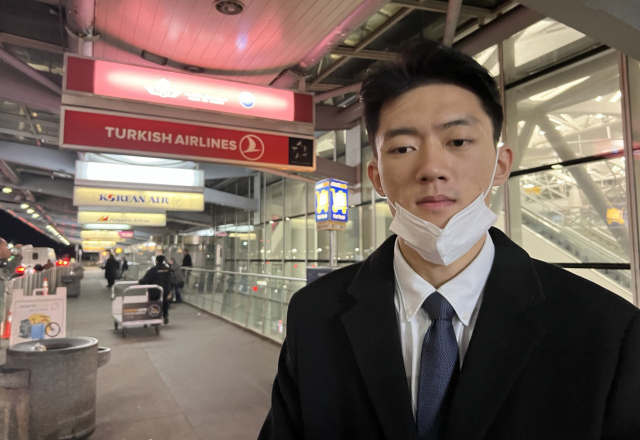 전두환 대통령의 손자 전우원씨가 26일(현지시간) 뉴욕 JFK 공항에서 귀국 비행기 탑승 전 연합뉴스와 인터뷰를 하고 있다. 연합뉴스