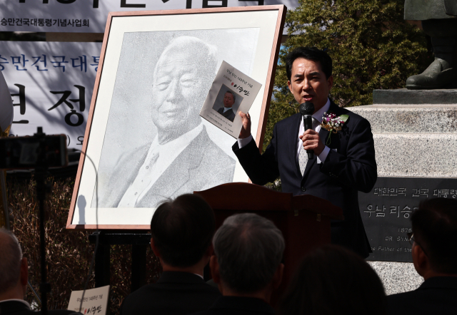 26일 오후 서울 종로구 이화장에서 열린 이승만 전 대통령 탄생 148주년 기념식에서 박민식 국가보훈처장이 축사를 하고 있다. 연합뉴스
