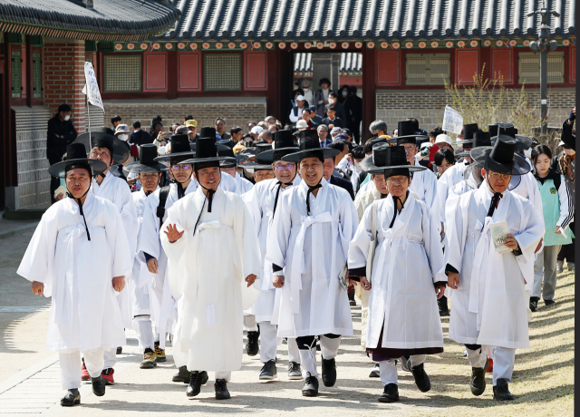 27일 오후 서울 경복궁에서 열린 제4회 퇴계선생 마지막 귀향길 재현행사 개막식 후 퇴계 차종손 등 참석 내빈들이 사정전 일원에서 출발하고 있다. 연합뉴스