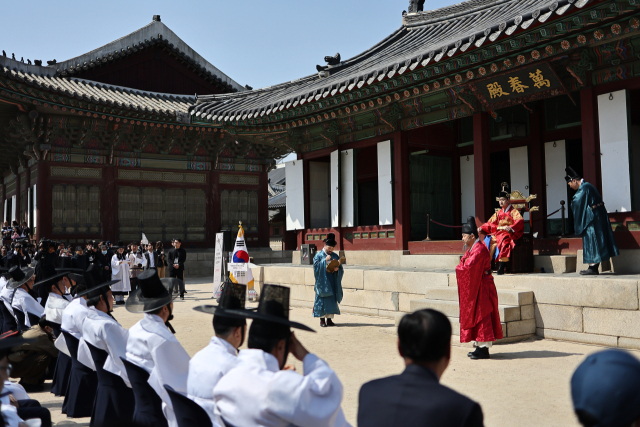 27일 오후 서울 경복궁에서 열린 제4회 퇴계선생 마지막 귀향길 재현행사 개막식에서 관련 공연이 펼쳐지고 있다. 연합뉴스