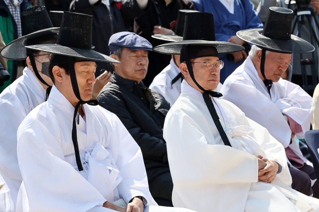 27일 오후 서울 경복궁에서 열린 제4회 퇴계선생 마지막 귀향길 재현행사 개막식에서 오세훈 서울시장, 이철우 경북도지사를 비롯한 내빈들이 눈을 감은채 연극 공연을 듣고 있다. 연합뉴스