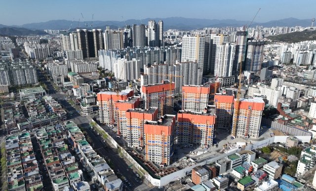 27일 대구 달서구 본리동 상공에서 바라본 아파트 건설현장 모습. 대구 지역 부동산은 공급과잉과 경기침체가 맞물려 미분양이 해소되지 않고 있다. 김영진 기자 kyjmaeil@imaeil.com