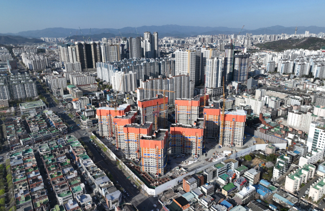 대구 달서구 본리동 상공에서 바라본 아파트 건설현장 모습. 대구 지역 부동산은 공급과잉과 경기침체가 맞물려 미분양이 해소되지 않고 있다. 매일신문 DB