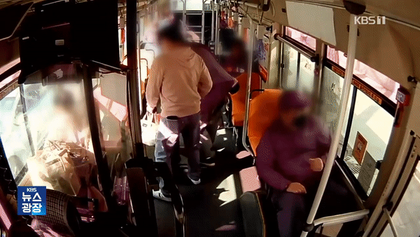 지난 19일 서울 시내버스에 탄 일본인 관광객이 현금 약 800만원, 여권, 비행기표가 든 손가방을 두고 내렸다. KBS뉴스 방송화면 캡쳐