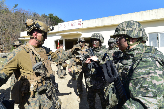 한미 해병대원이 27일 해병대 제1사단 정천리 훈련장에서 도시지역 근접전투 훈련을 하고 있다. 해병대 제공.