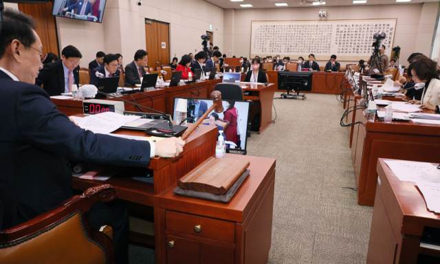 27일 오후 열린 국회 법제사법위원회 전체회의에서 김도읍 위원장이 의사봉을 두드리고 있다. 연합뉴스