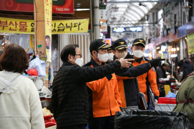 정남구 대구소방안전본부장이 설 명절을 앞둔 지난 1월 17일 남구 관문시장 등을 방문해 시설 관계자를 대상으로 화재 예방을 지도했다. 매일신문DB