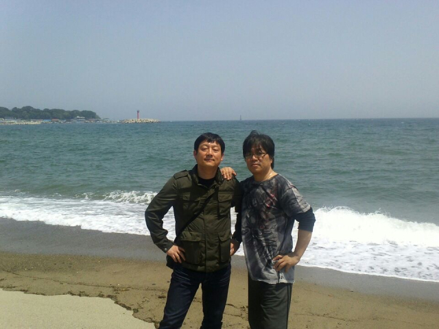 하익봉 씨가 고 손원락(사진 오른쪽) 씨와 함께 바닷가 여행 갔을 때 촬영한 사진. 하익봉 씨 제공.