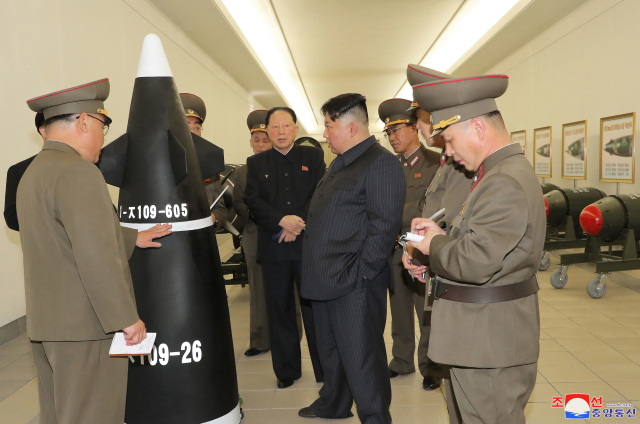 김정은 북한 국무위원장은 핵무기병기화사업을 지도하고 핵반격작전계획과 명령서를 검토했다. 김 위원장은