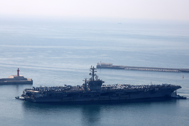 미 핵 추진 항공모함 니미츠호(CVN-68)가 28일 오전 부산 작전기지로 입항하고 있다. 니미츠호를 포함한 미 제11항모강습단은 전날 제주 남방 공해상에서 해군과 연합해상훈련을 펼쳤다. 연합뉴스