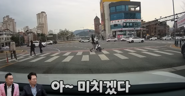 지난 17일 대전 유성구 봉명동에서 전동 킥보드에 여학생 3명이 올라타 위험천만한 상황이 포착됐다. 유튜브 채널 