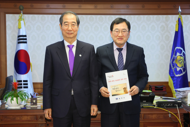 주낙영 경주시장(오른쪽)이 27일 한덕수 국무총리를 만나 2025 APEC 정상회의 경주 개최를 건의한 뒤 기념촬영을 하고 있다. 경주시 제공