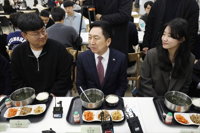 국민의힘 김기현 대표가 28일 오전 서울 동대문구 경희대학교 푸른솔문화관 학생식당을 찾아 