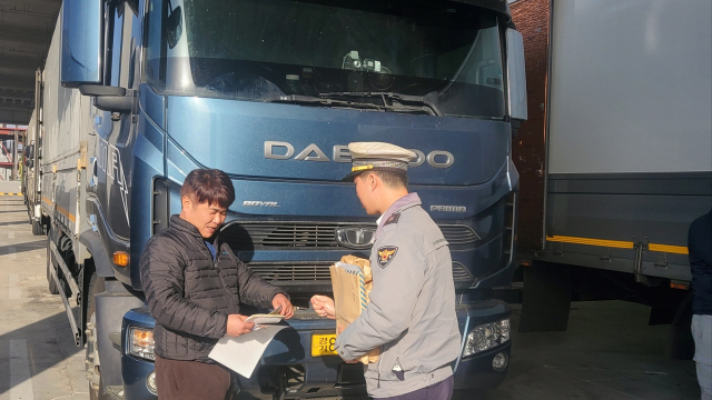 대구 달성경찰서가 최근 화물차로 인한 사망사고가 꾸준히 증가하면서 화물·운수업체를 대상으로 맞춤형 교통안전 교육 및 홍보 활동을 하고 있다. 달성경찰서 제공.