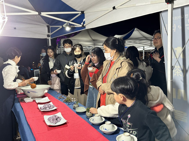 김천 나이트투어 '직지골 야행'에 참가한 관광객들이 다도 체험을 하고 있다. 김천시 제공