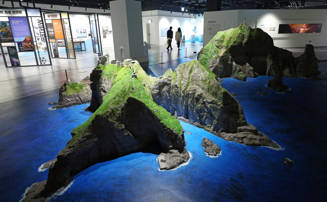 일본 정부가 초등학교 교과서 검정 결과를 발표한 28일 오후 서울 영등포구 동북아역사재단 독도체험관을 찾은 시민이 전시물을 둘러보고 있다. 일본 문부과학성은 이날 교과서 검정심의회를 열어 초등학교에서 2024년도부터 쓰일 교과서 149종이 심사를 통과했다고 발표했다. 연합뉴스가 28일 일본 문부과학성의 교과서 검정을 통과한 교과서를 확인한 결과 독도와 관련된 기술이 있는 초등 4∼6학년 사회 9종과 지도 2종 등 총 11종 교과서에서 모두 독도를 일본 영토 