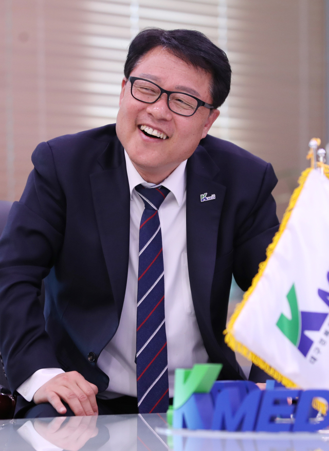 양진영 대구경북첨단의료산업진흥재단 이사장이 매일신문과 인터뷰를 하고 있다. 김영진 기자 kyjmaeil@imaeil.com