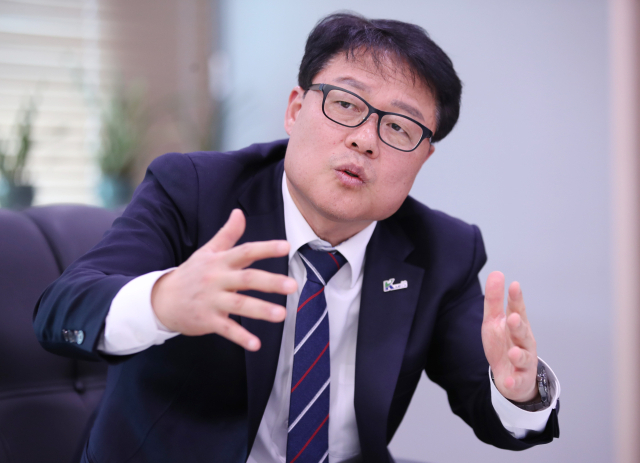 양진영 대구경북첨단의료산업진흥재단 이사장이 매일신문과 인터뷰를 하고 있다. 김영진 기자 kyjmaeil@imaeil.com